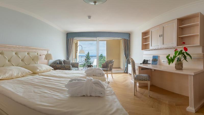 Deluxe Double Room with Balcony and Sea View image 2