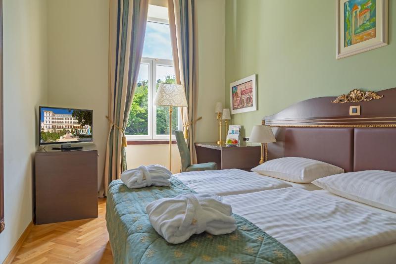 Double Room image 4