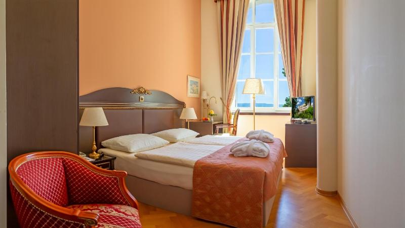 Double Room with Partial Sea View image 4