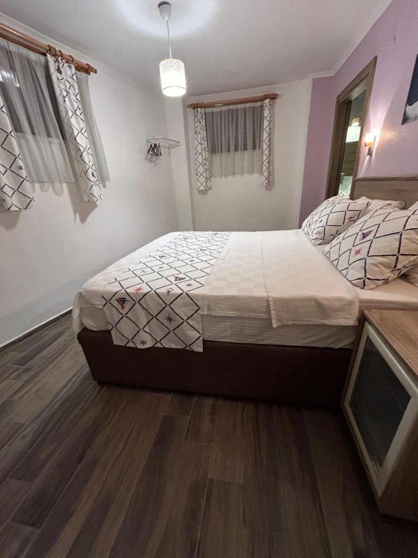 Economy Triple Room image 4
