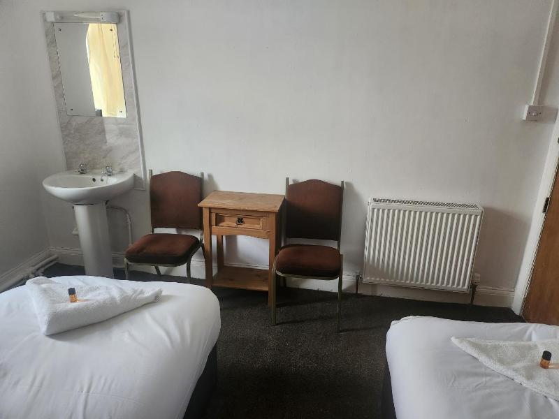 Budget Twin Room image 4