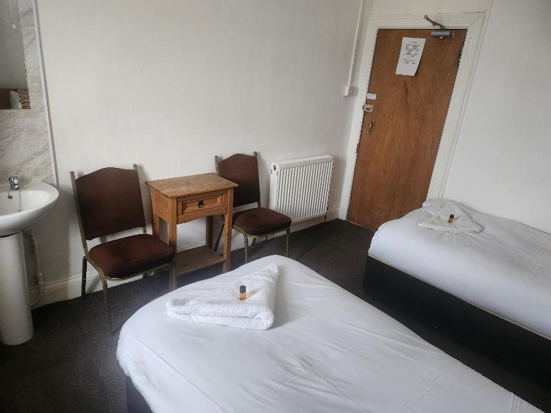 Budget Twin Room image 2
