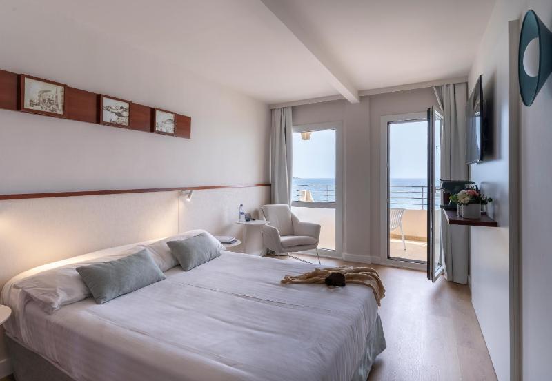 Double or Twin Room with Sea View image 4