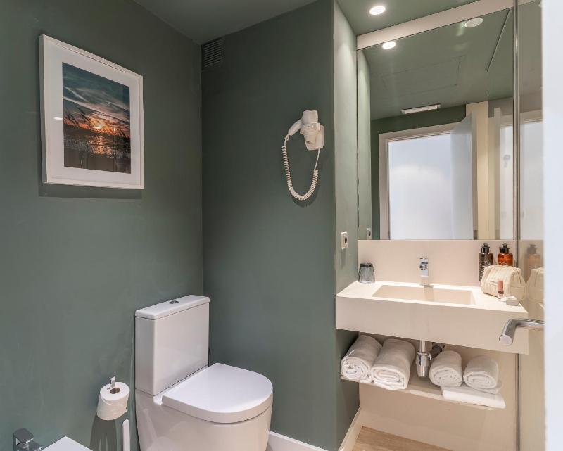 Double or Twin Room with Sea View image 1