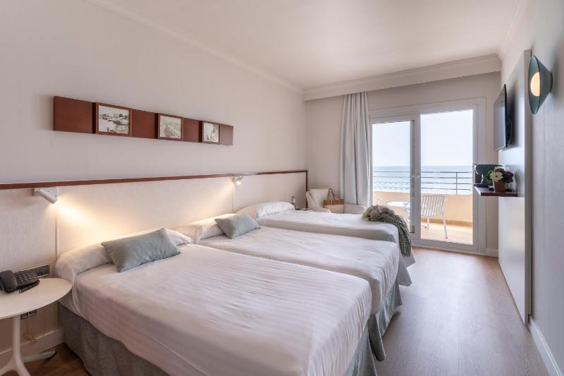 Double Room with Sea View and Extra Bed (2 Adults + 1 Child) image 3