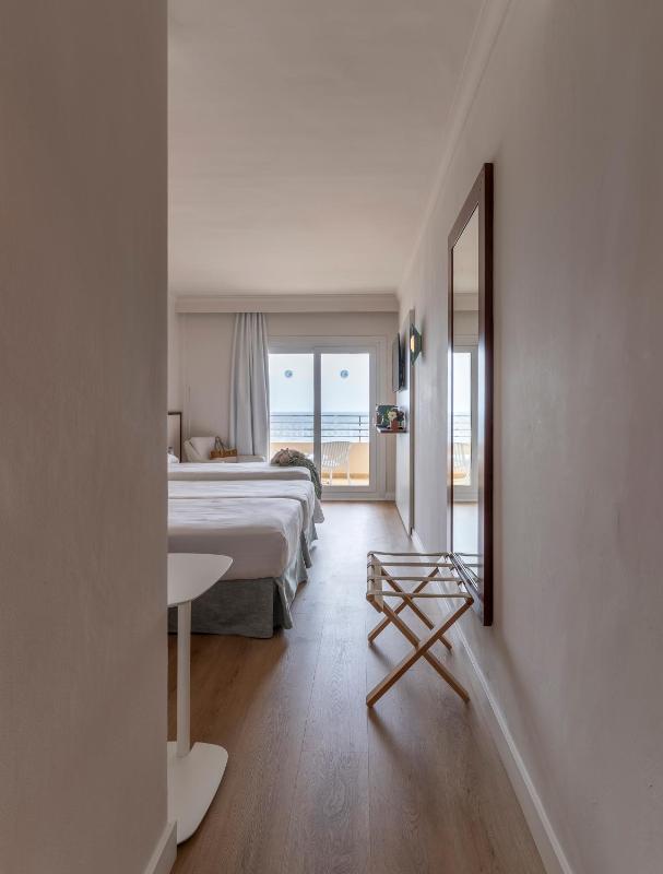 Double Room with Sea View and Extra Bed (3 Adults) image 4