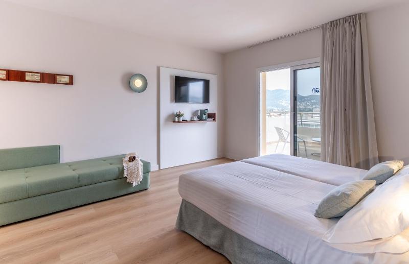 Superior Double Room with Sofa Bed (2 Adults + 1 Child) image 2