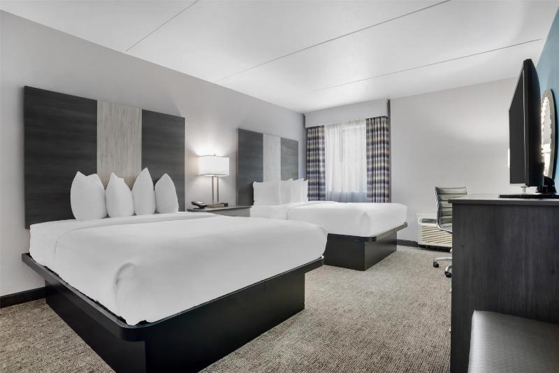Queen Suite with Two Queen Beds image 4