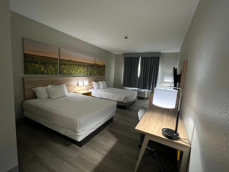 Queen Room with Two Queen Beds - Non-Smoking image 3