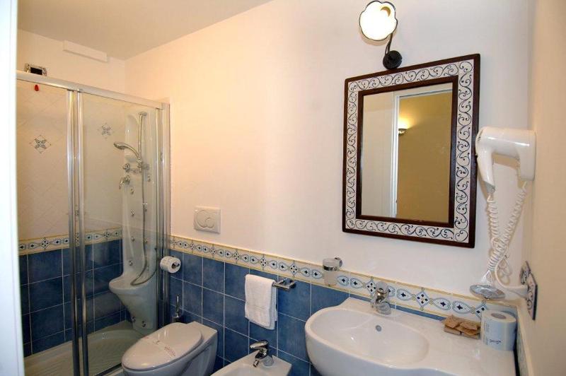 Double or Twin Room image 4