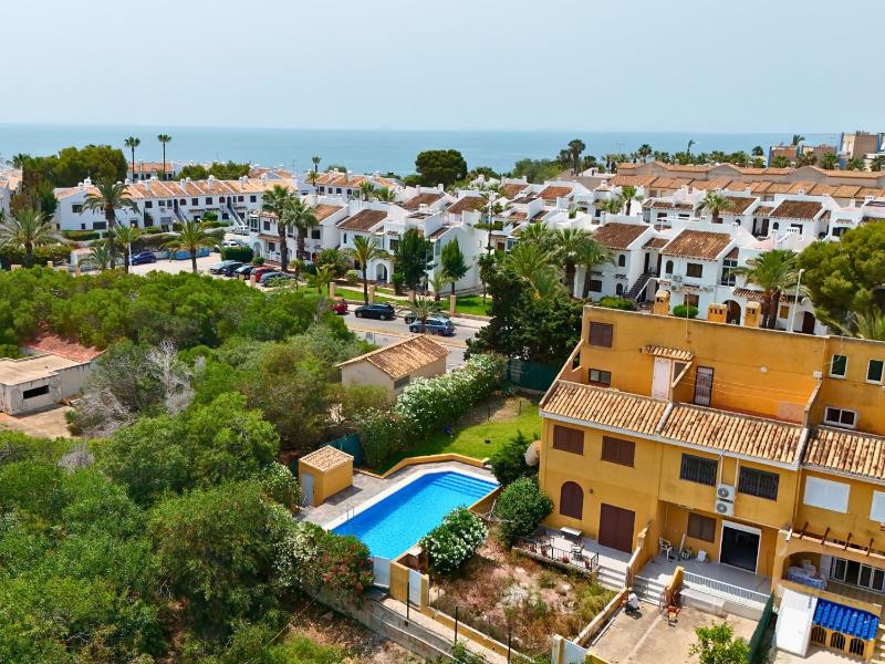 Ancla 8: Terraza Privada y Piscina Comunitaria - image 1