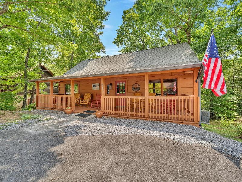 ER76 - Bear Tracks - Great location! Close to all the action! cabin - image 36