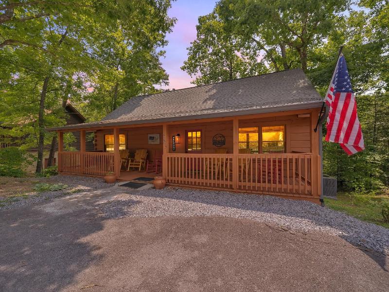 ER76 - Bear Tracks - Great location! Close to all the action! cabin - image 15