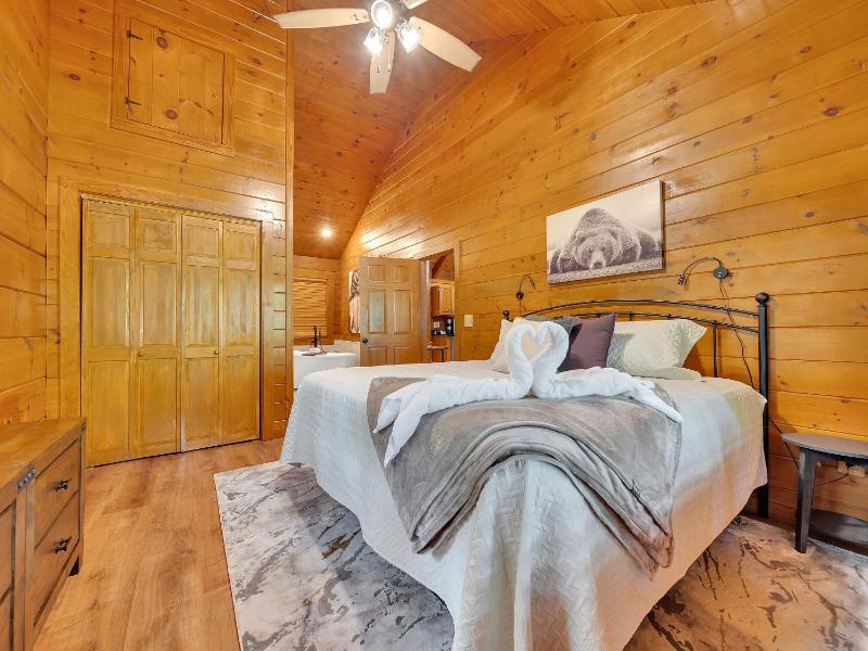 ER76 - Bear Tracks - Great location! Close to all the action! cabin - image 8