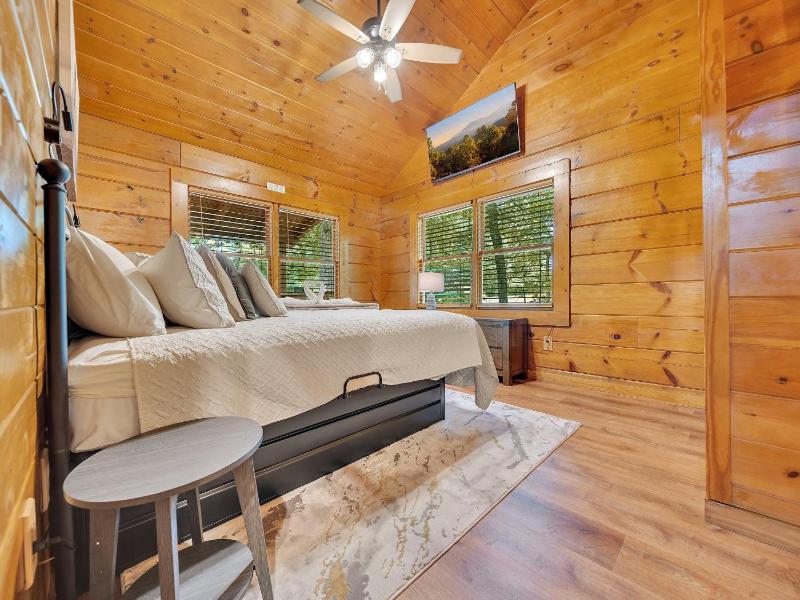 ER76 - Bear Tracks - Great location! Close to all the action! cabin - image 14