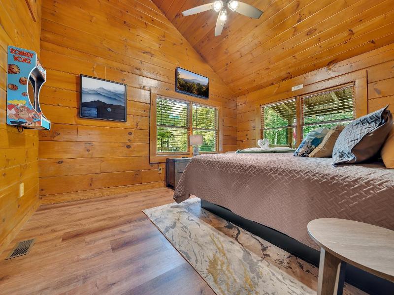 ER76 - Bear Tracks - Great location! Close to all the action! cabin - image 17