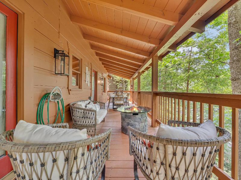ER76 - Bear Tracks - Great location! Close to all the action! cabin - image 22