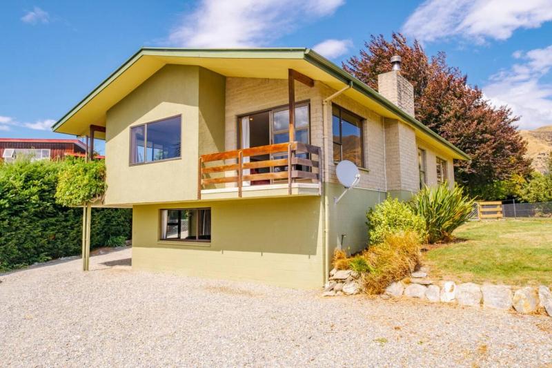 Wanaka Lake view with a Games Room that Sleeps 8 - image 17