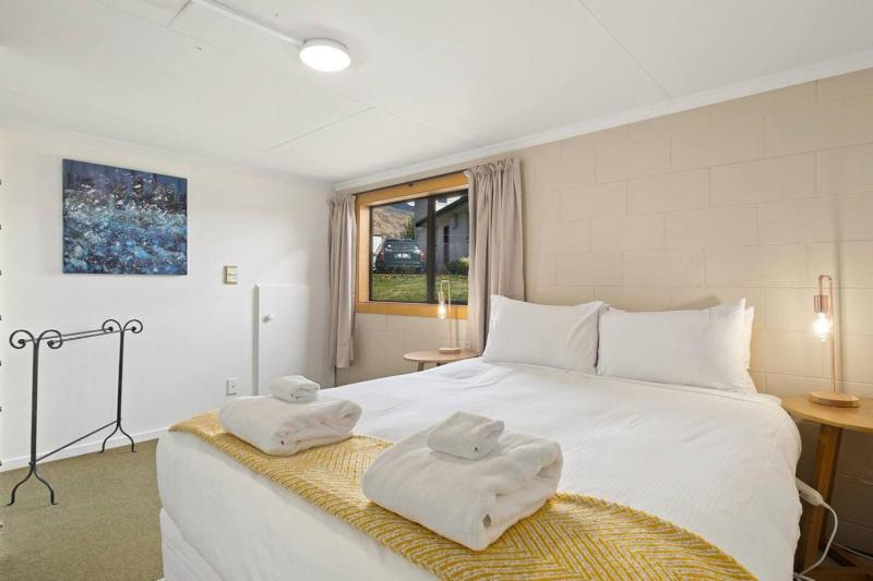 Wanaka Lake view with a Games Room that Sleeps 8 - image 25