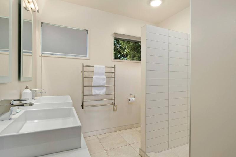 Wanaka Lake view with a Games Room that Sleeps 8 - image 2