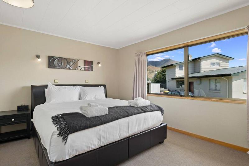 Wanaka Lake view with a Games Room that Sleeps 8 - image 19