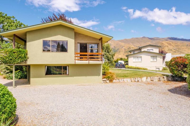 Wanaka Lake view with a Games Room that Sleeps 8 - image 20