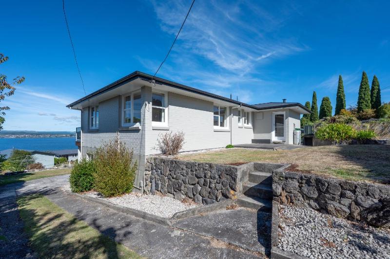 Lofty Lakeviews - Acacia Bay Holiday Home - image 8