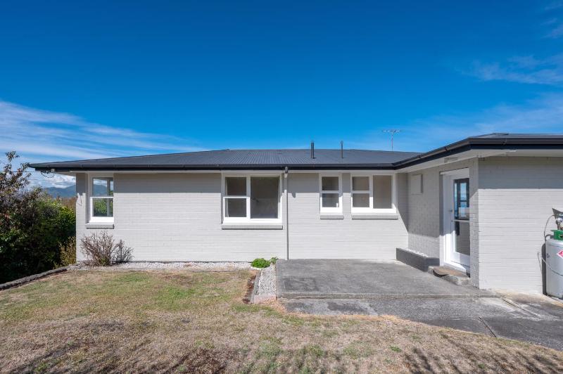 Lofty Lakeviews - Acacia Bay Holiday Home - image 25