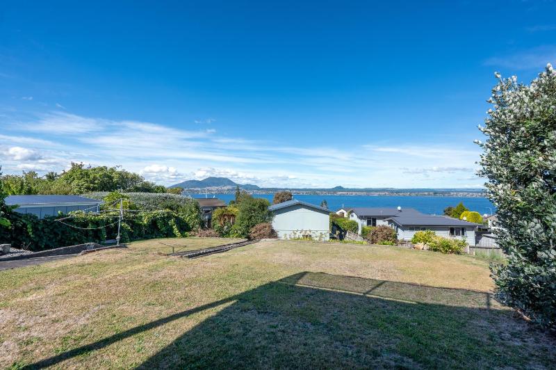 Lofty Lakeviews - Acacia Bay Holiday Home - image 14