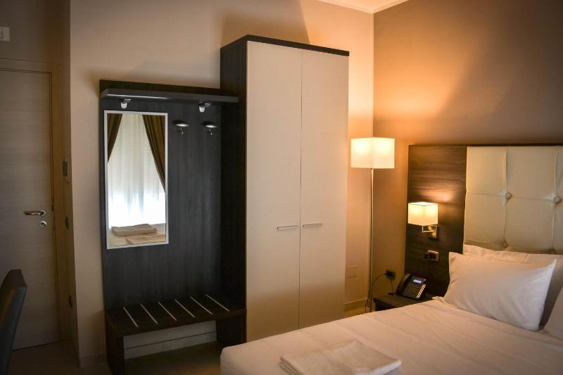 Deluxe Double Room with Balcony image 2