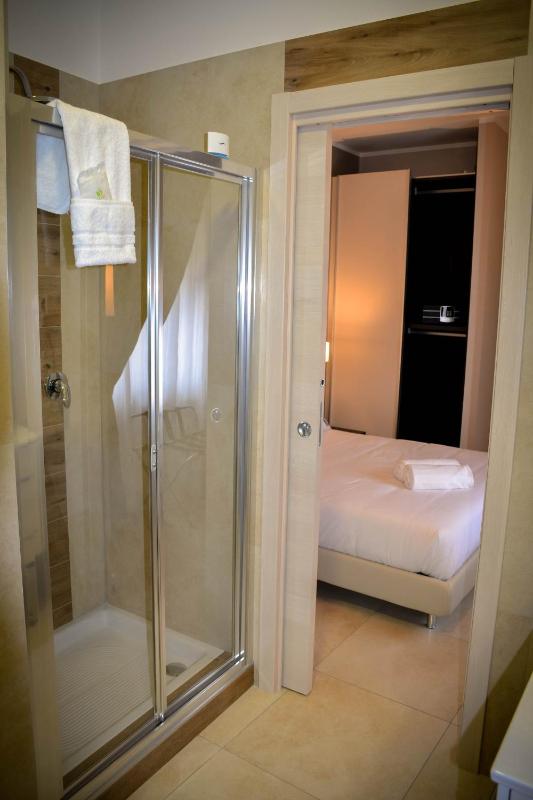Deluxe Double Room image 3