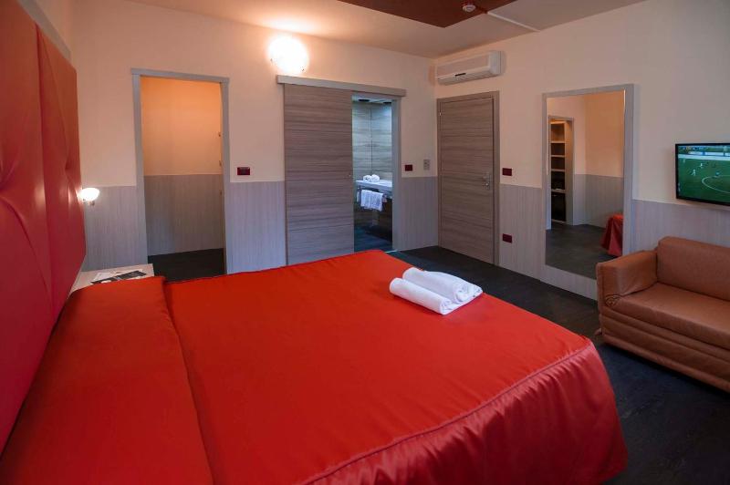 Standard Double Room image 2