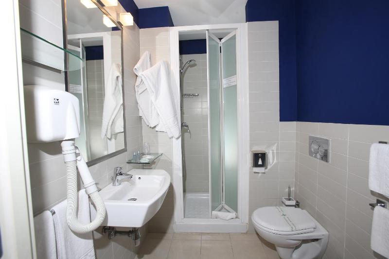 Twin Room image 2