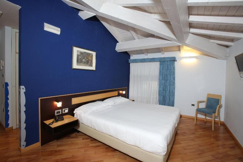 Double Room image 4