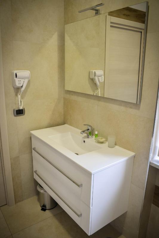 Deluxe Double Room image 2