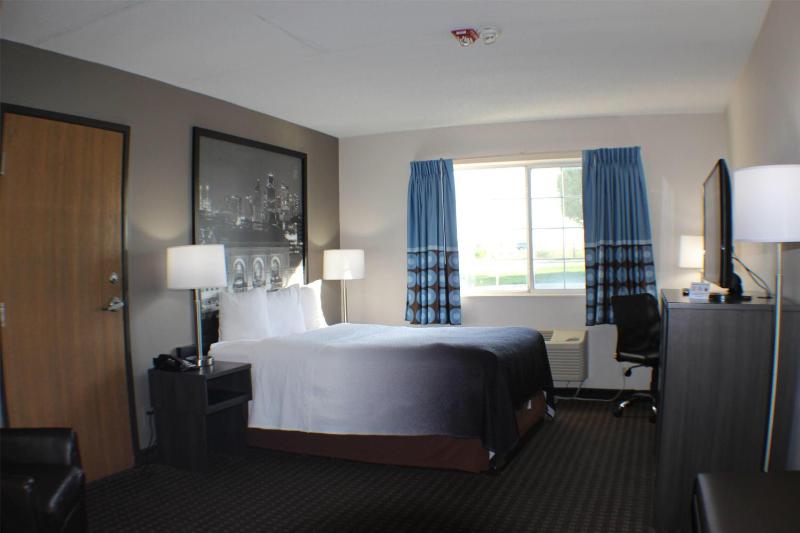 Queen Room - Non-Smoking image 1
