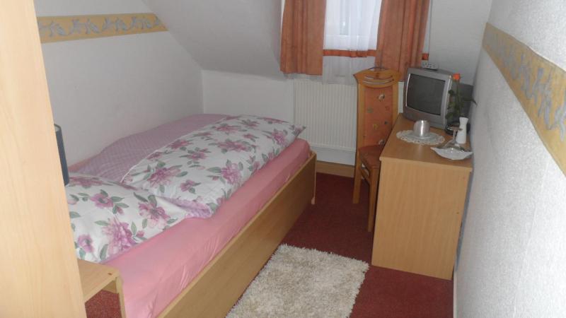 Single Room image 3