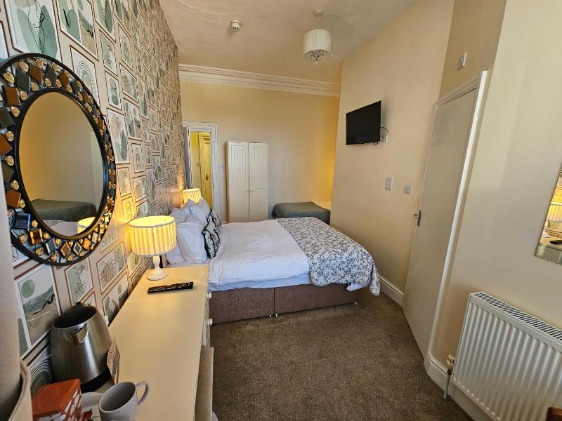 Budget Twin Room image 4