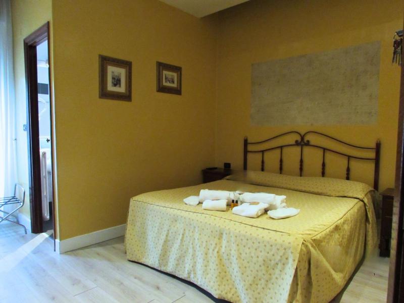Economy Double Room image 3