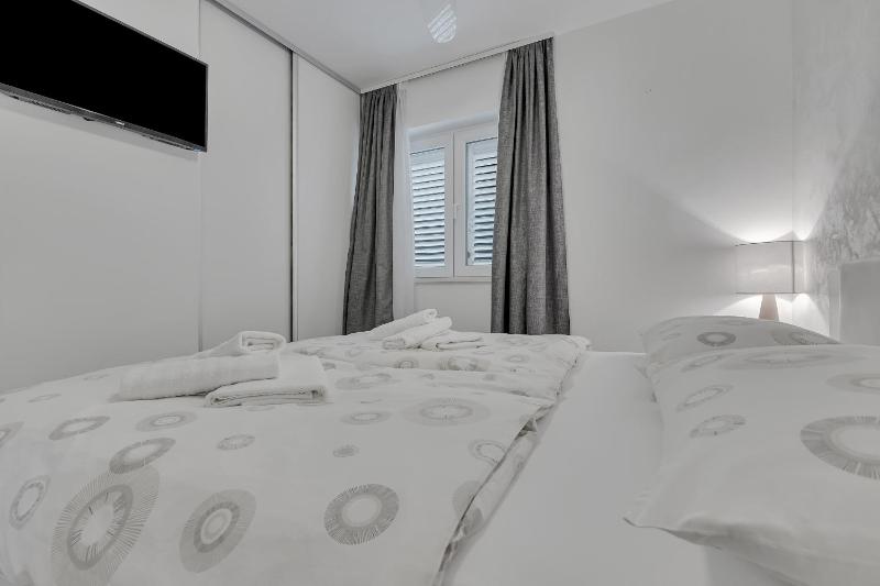 Family Apartment Violet Makarska  City Centar Located - image 13