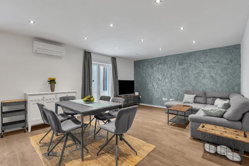 Family Apartment Violet Makarska  City Centar Located - image 1