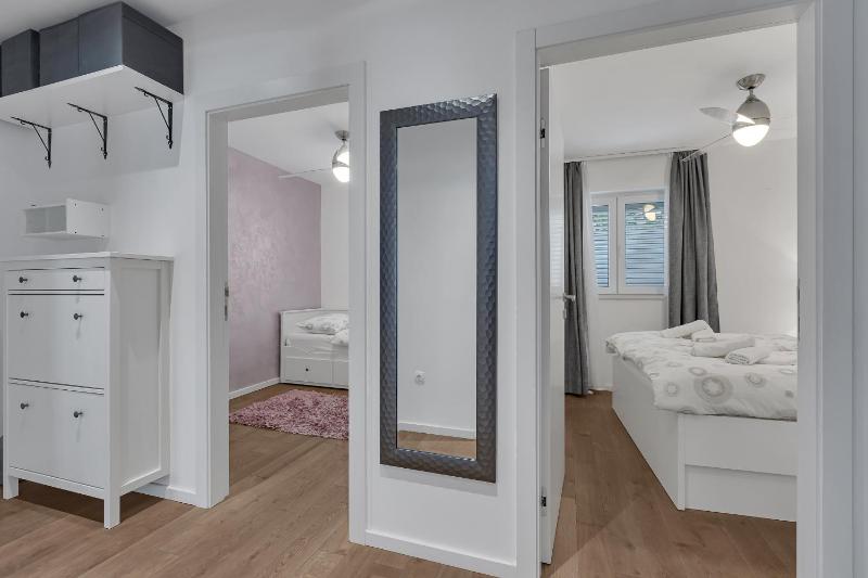 Family Apartment Violet Makarska  City Centar Located - image 4