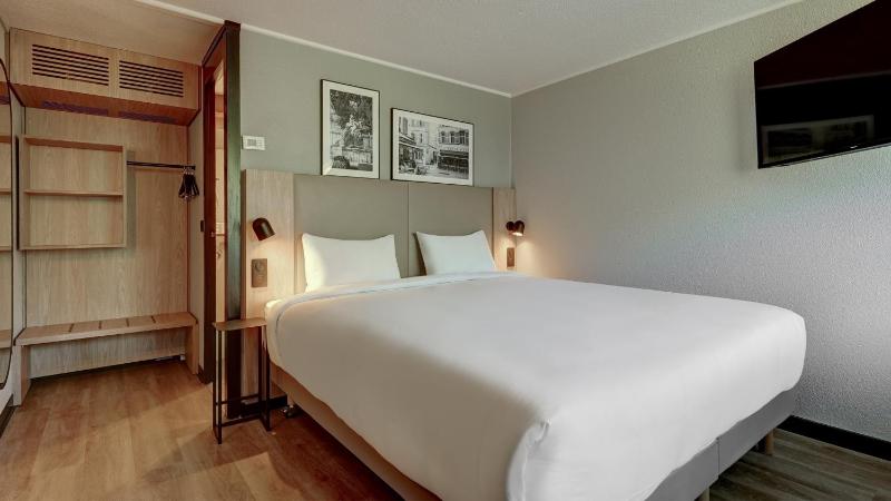 Standard Room - 1 Queen Bed image 1