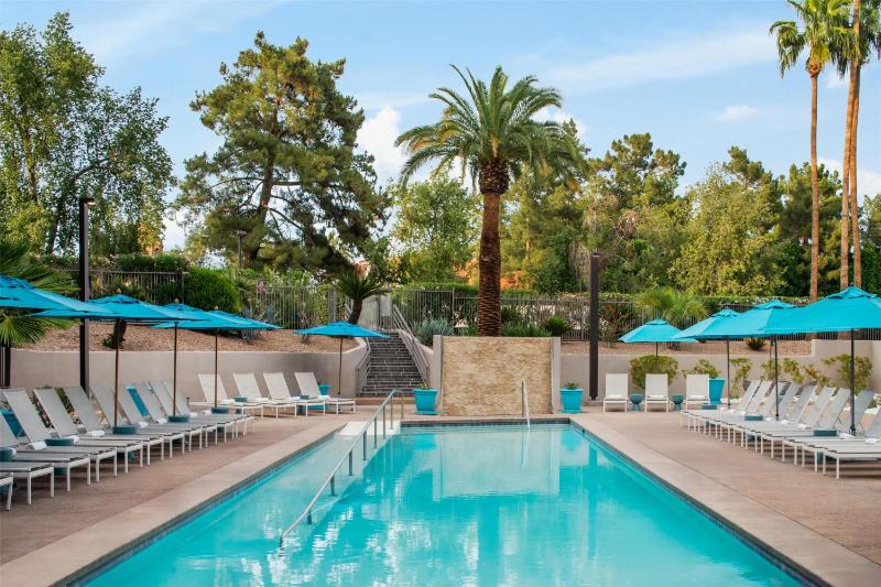 Embassy Suites By Hilton Hotel Phoenix-Biltmore - image 16