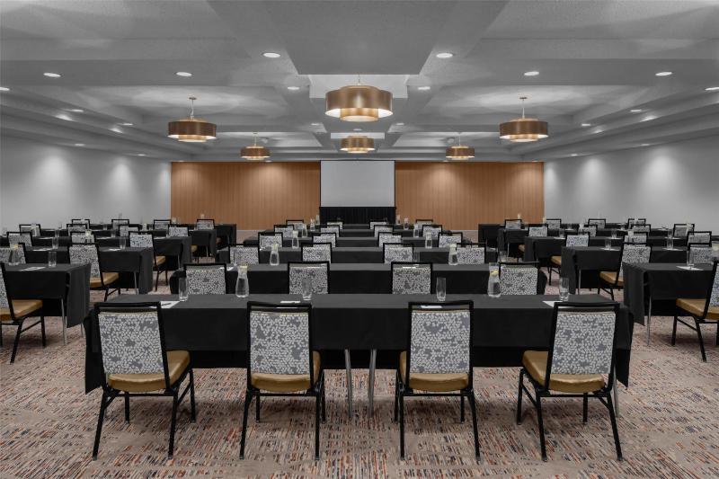 Embassy Suites By Hilton Hotel Phoenix-Biltmore - image 39