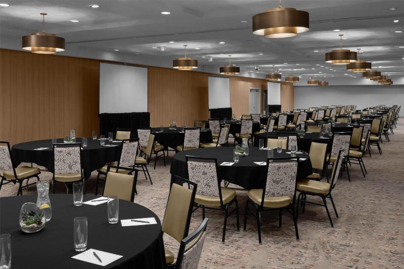Embassy Suites By Hilton Hotel Phoenix-Biltmore - image 14