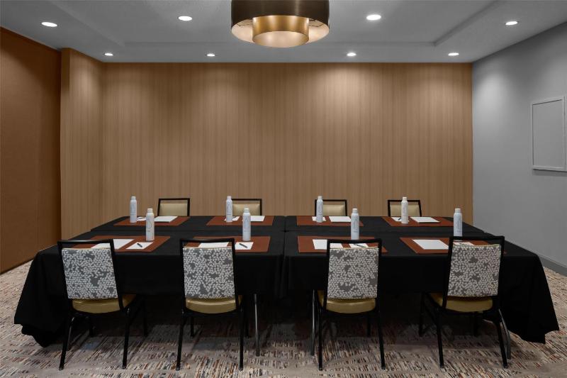 Embassy Suites By Hilton Hotel Phoenix-Biltmore - image 35