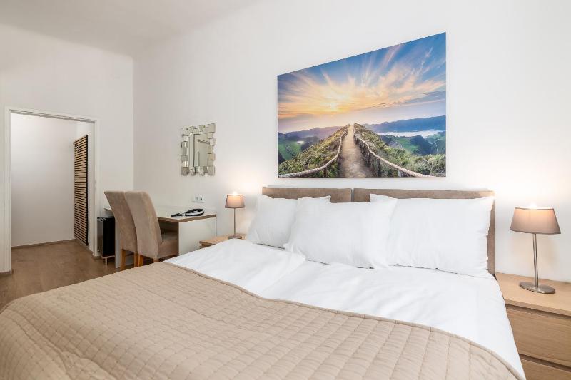 Classic Double or Twin Room image 4
