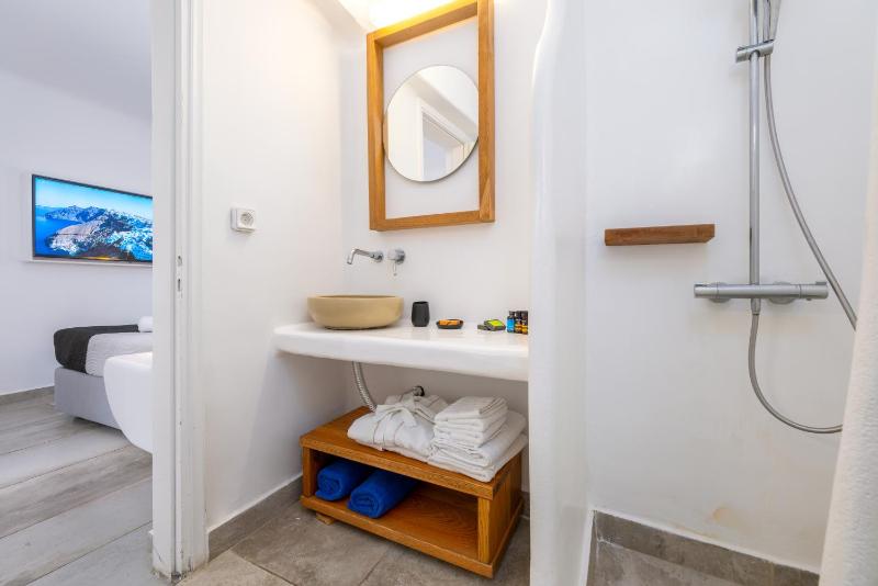 Deluxe Suite with Plunge Pool & Caldera View image 3