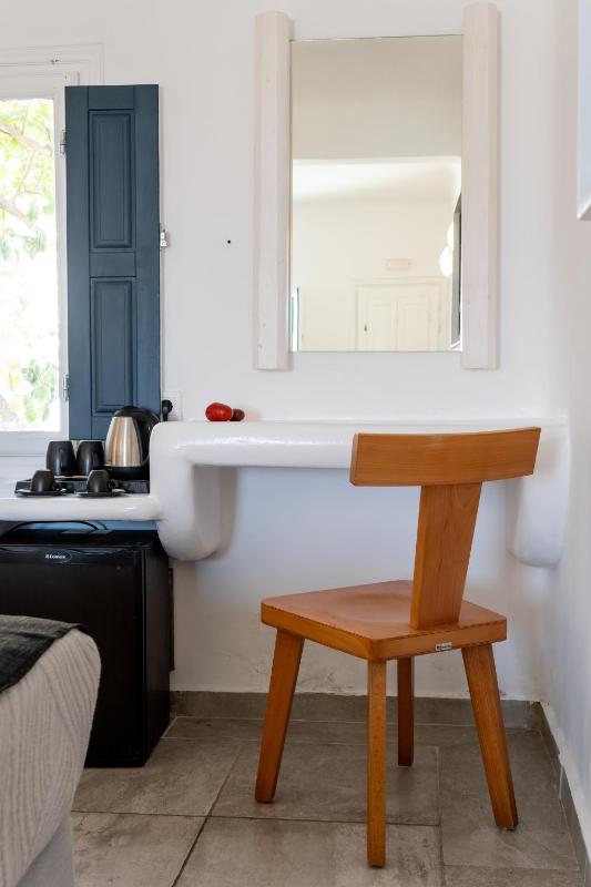 Deluxe Suite with Plunge Pool & Caldera View image 2
